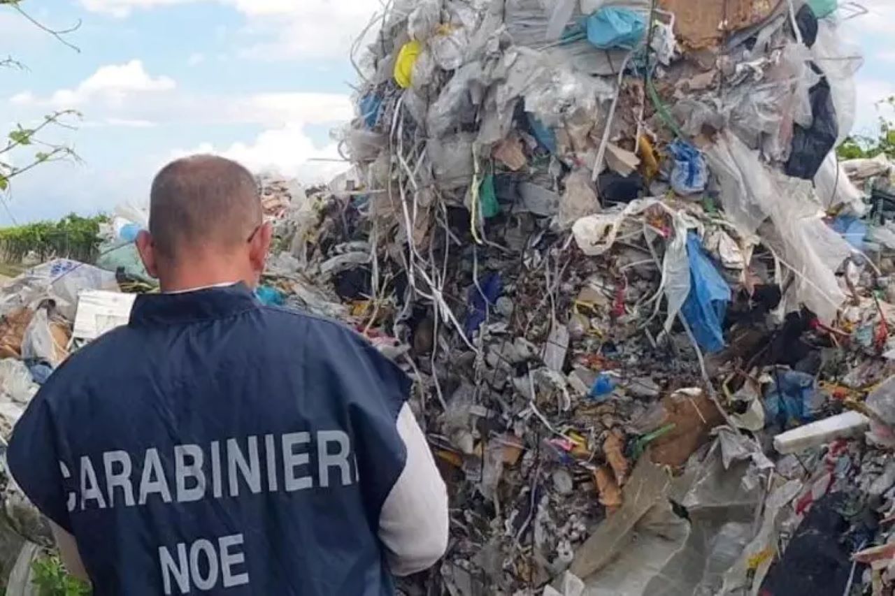 Gela, traffico illecito di rifiuti di oltre 10mila tonnellate: cinque arresti e sequestrata un’azienda – VIDEO