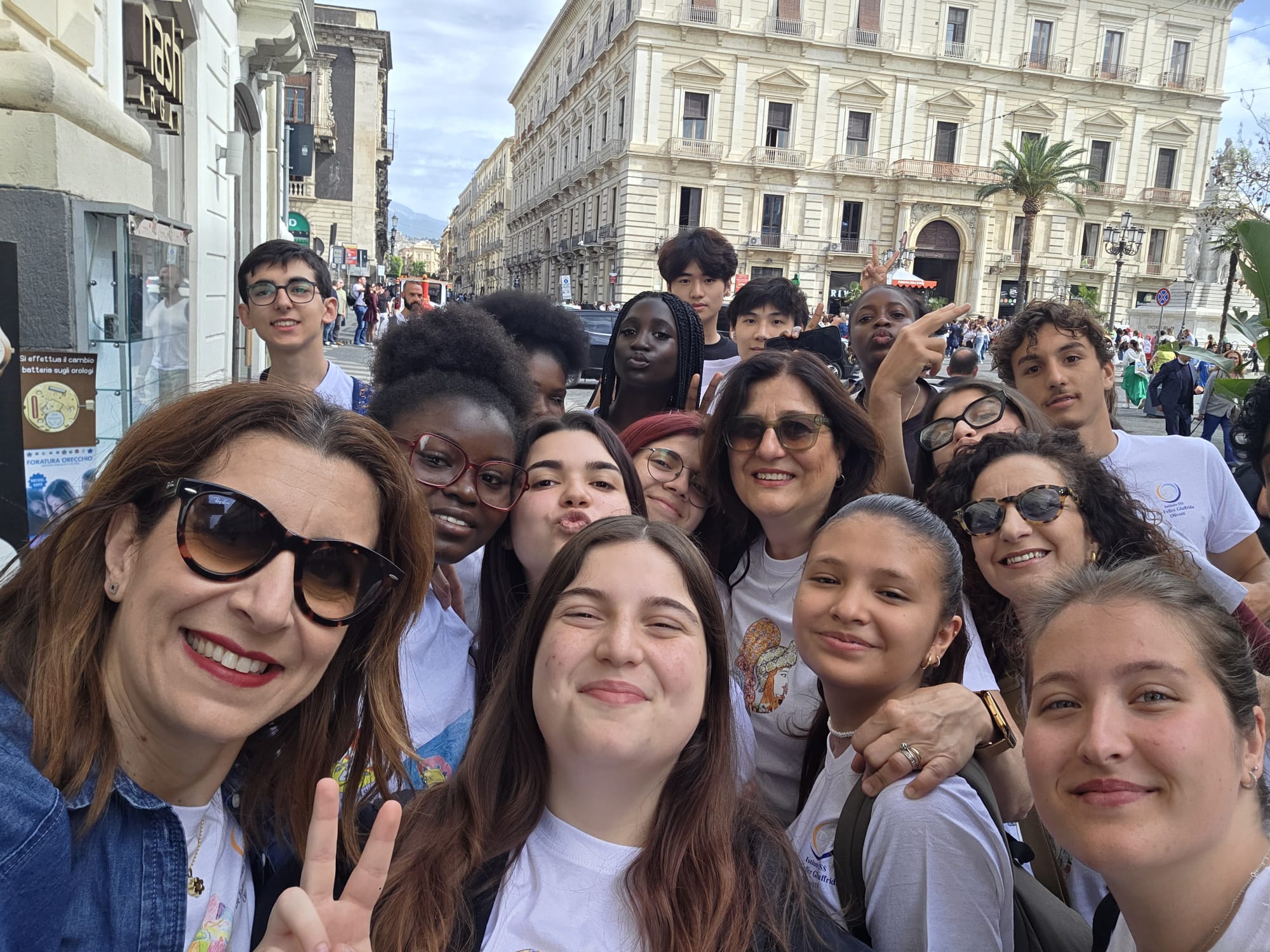 Il “De Felice Olivetti” trionfa al Terzo Festival del Folklore Scolastico Siciliano: un exploit di identità, moda e tradizione