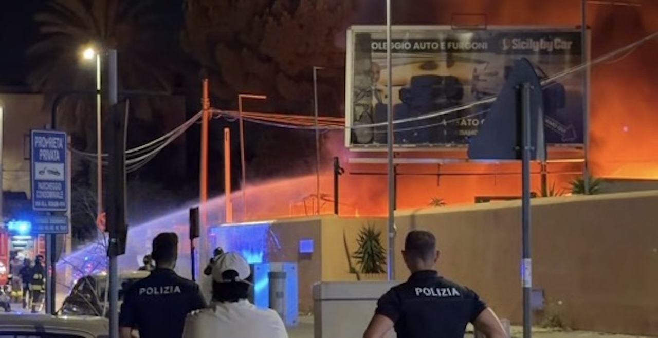 Palermo, nuovo attentato contro Sicily by Car: incendio doloso distrugge undici veicoli