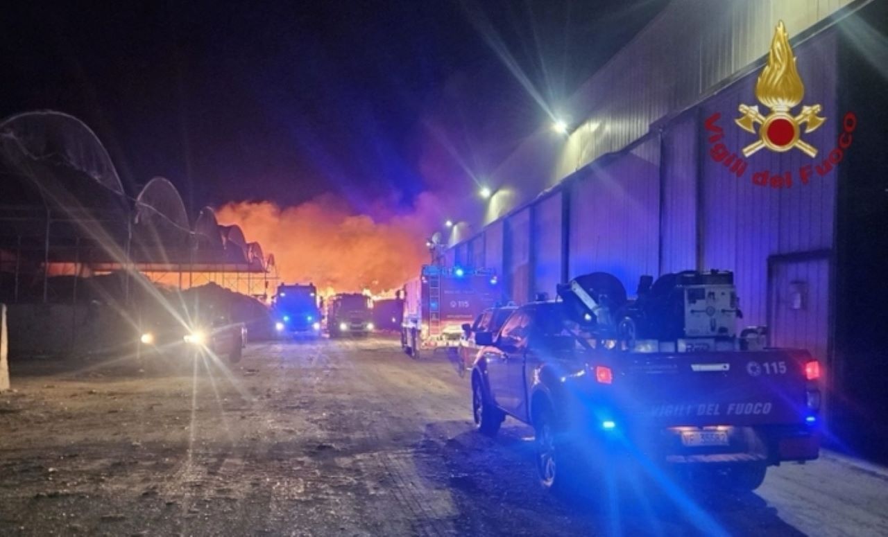 Incendio Sarco, il sindaco di Marsala: “Tenere chiuse porte e finestre”