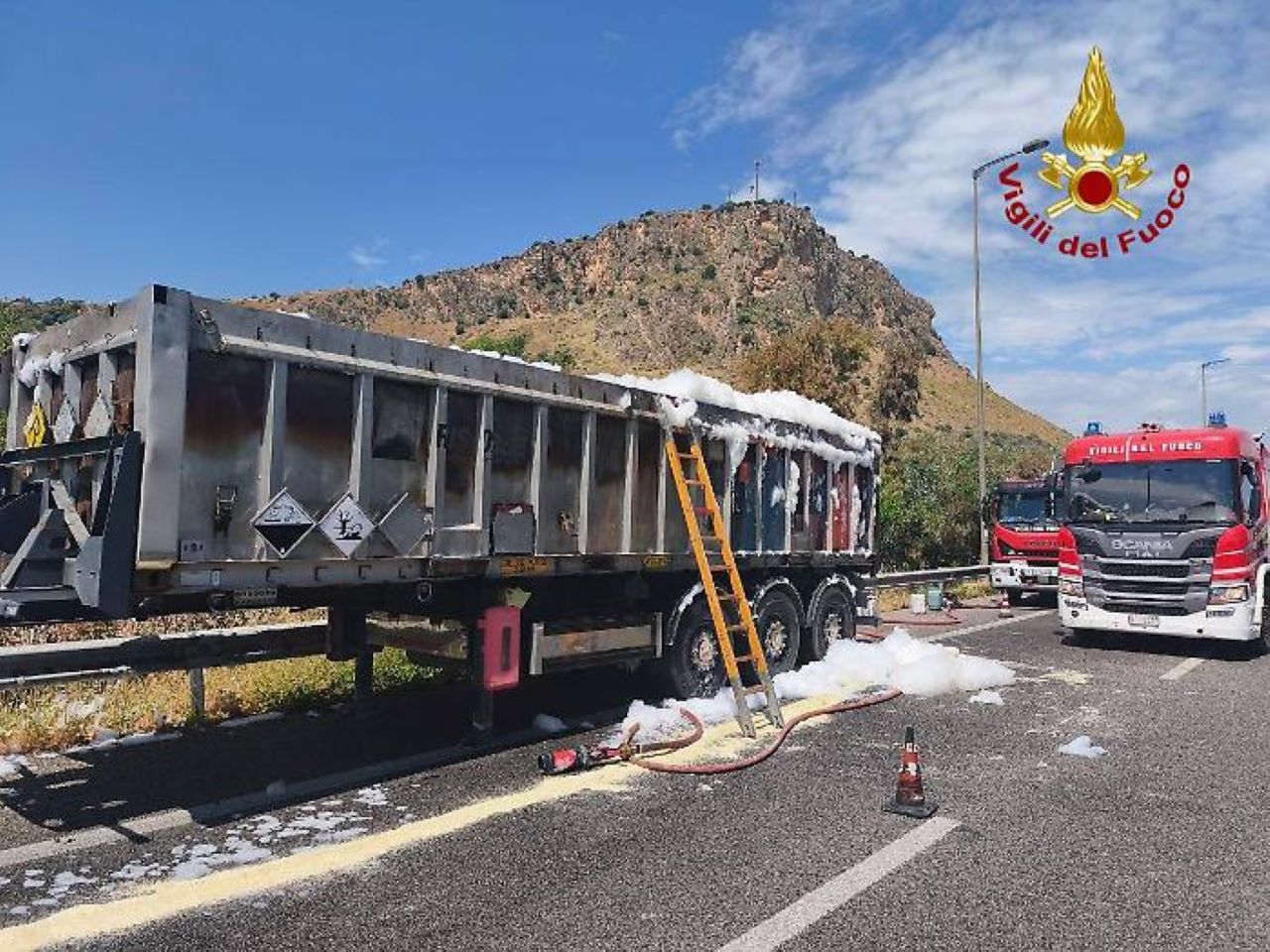 Camion con rimorchio prende fuoco, paura sull’autostrada A19: traffico in tilt