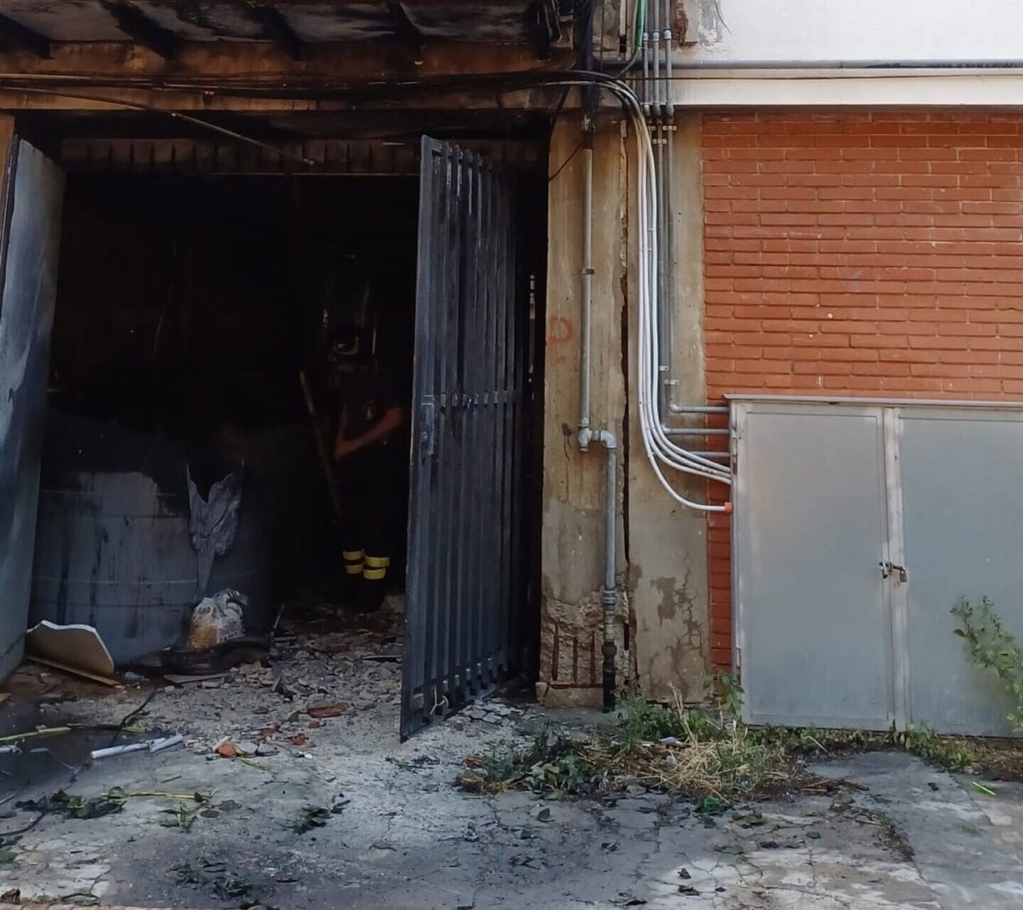 Incendio a Palermo in via Nissa: auto prende fuoco e danneggia impianto di tubazione gas