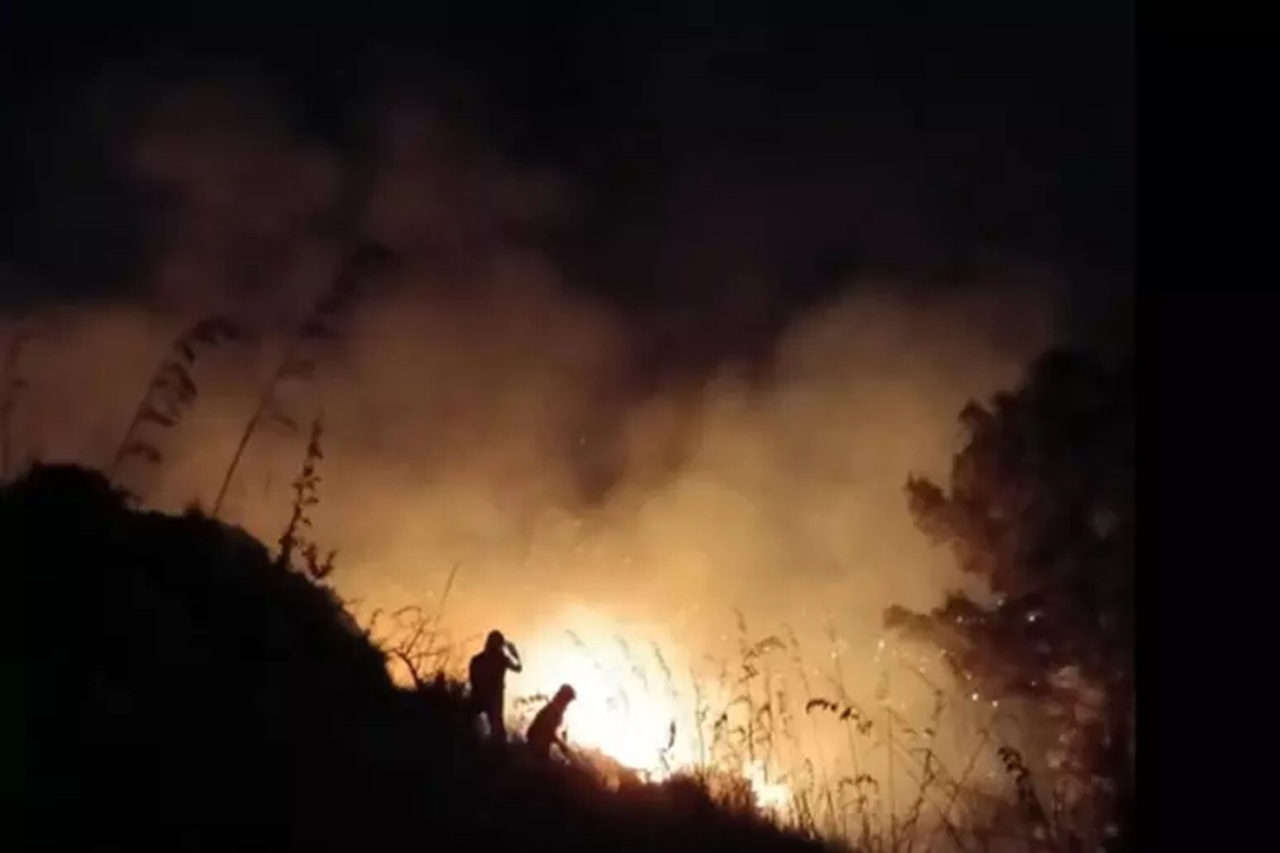Notte di fuoco ad Altavilla Milicia: incendio minaccia abitazioni