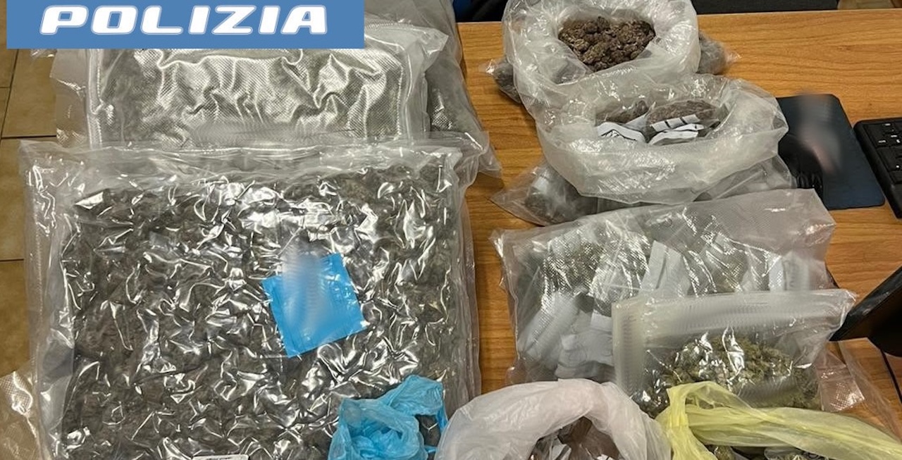 Aveva un deposito di droga nel soggiorno di casa: arrestato 21enne a Catania