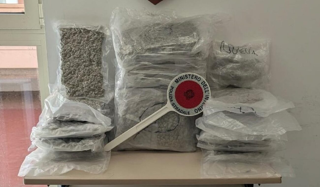 Dodici chili di marijuana nascosti sotto il sedile: arrestato un uomo ai caselli di Buonfornello