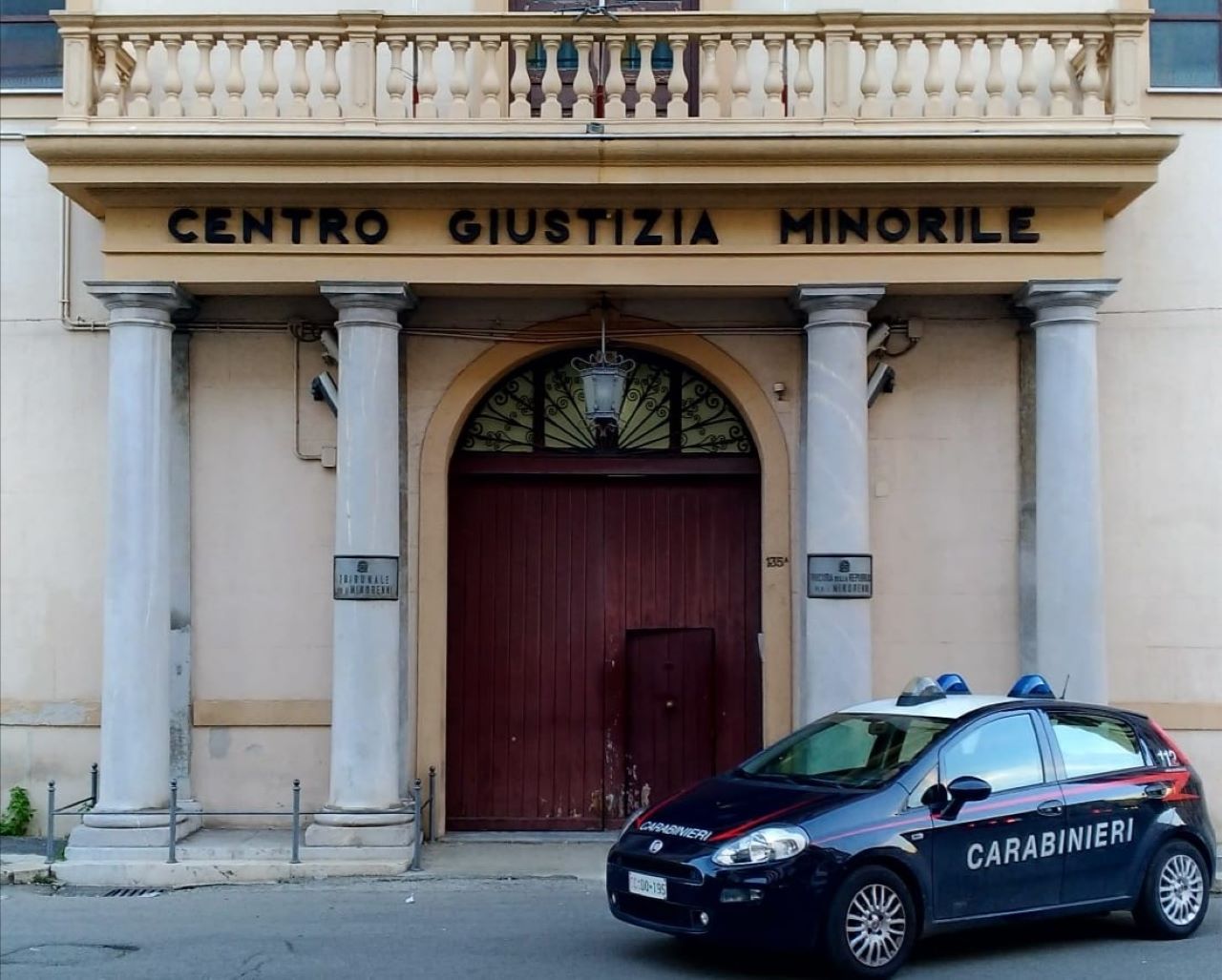 Palermo, tenta di entrare al Tribunale per i Minorenni con la droga in borsa: fermata una 37enne