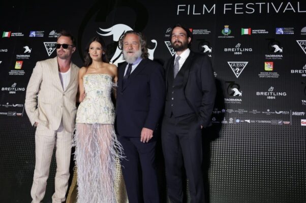 Russell Crowe “scatena l’inferno” al Teatro Antico di Taormina: oltre 6mila presenze alla proiezione dell’anteprima mondiale del nuovo film dal titolo “Bear Country”