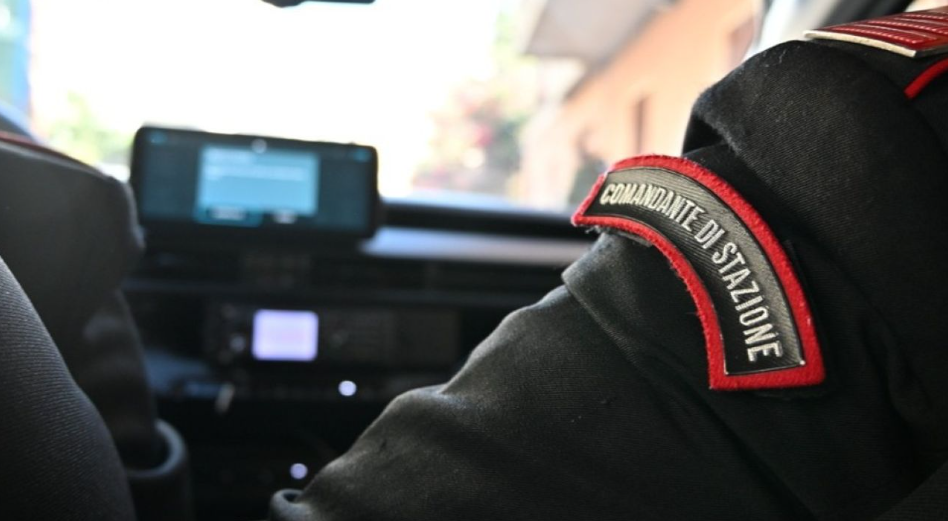 Rompe alcuni vetri in preda alla rabbia e muore dissanguato