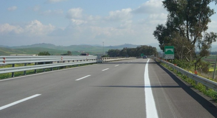 Chiazza di gasolio allo svincolo di Boccetta causa incidente: grave un uomo