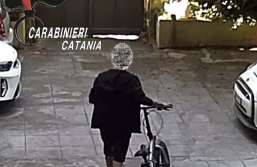 Così il ladro di e-bike colpiva tra i condomini di Catania – VIDEO