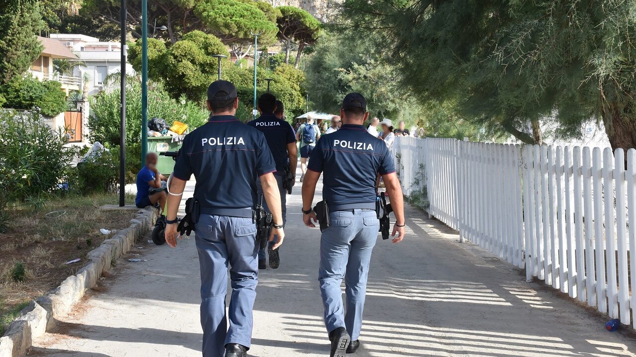 Arrestata una coppia di ladri da spiaggia nel Palermitano, tra la refurtiva anche un farmaco salvavita