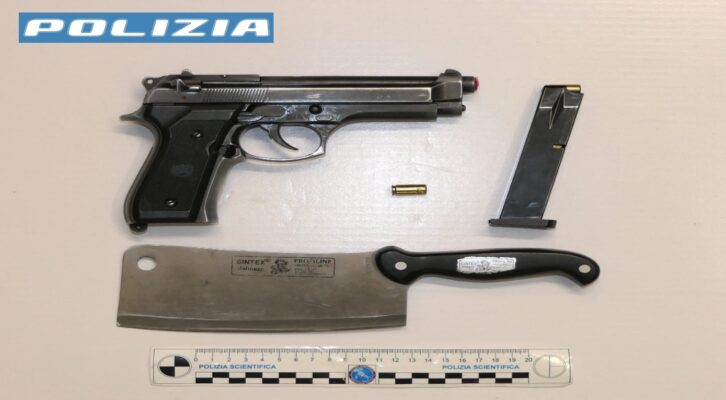 Vittoria, fermato con una pistola giocattolo modificata e una mannaia nascosta in auto