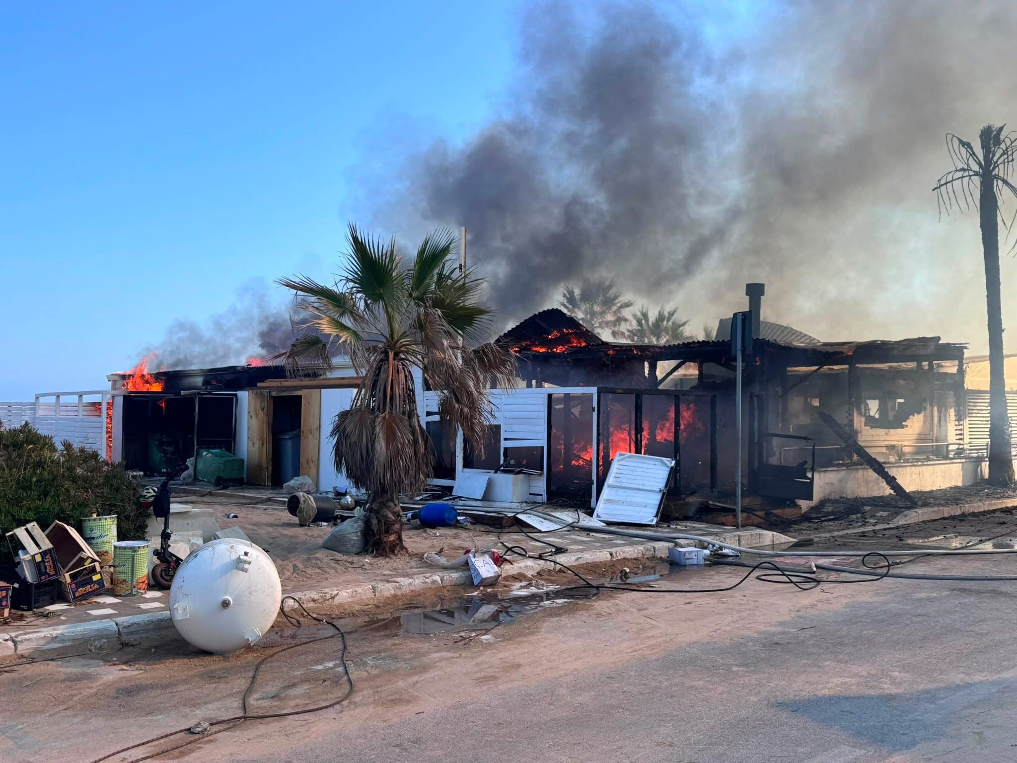Due giugno di fuoco in un lido a Tre Fontane, clienti in fuga e indagini