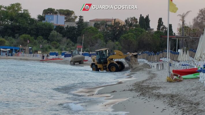 Ruspe in spiaggia senza autorizzazione, intervento della Guardia Costiera a Fontane Bianche