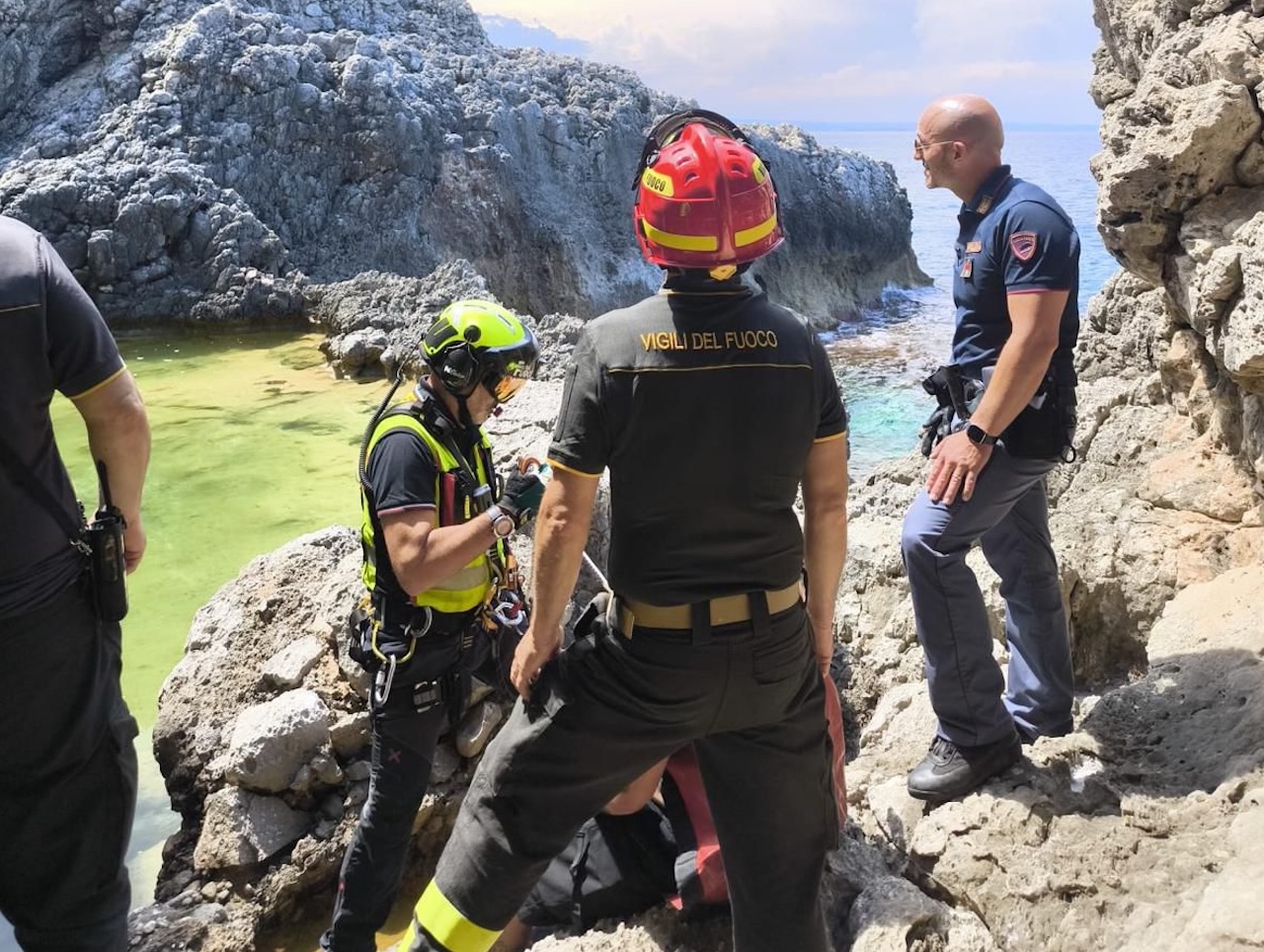 Siracusa, escursionista si ferisce alla caviglia vicino alla Grotta Punta Cannone: salvato dai Vigili del Fuoco con l’elicottero Drago