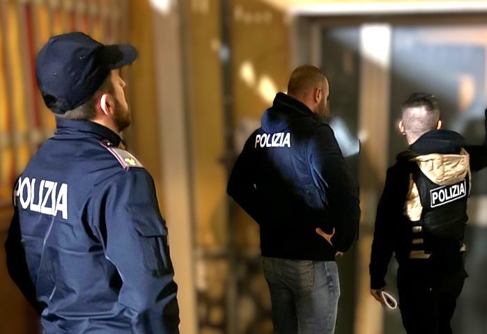 Gela, 50enne picchiato e accoltellato nel proprio salotto: arrestati due fratelli