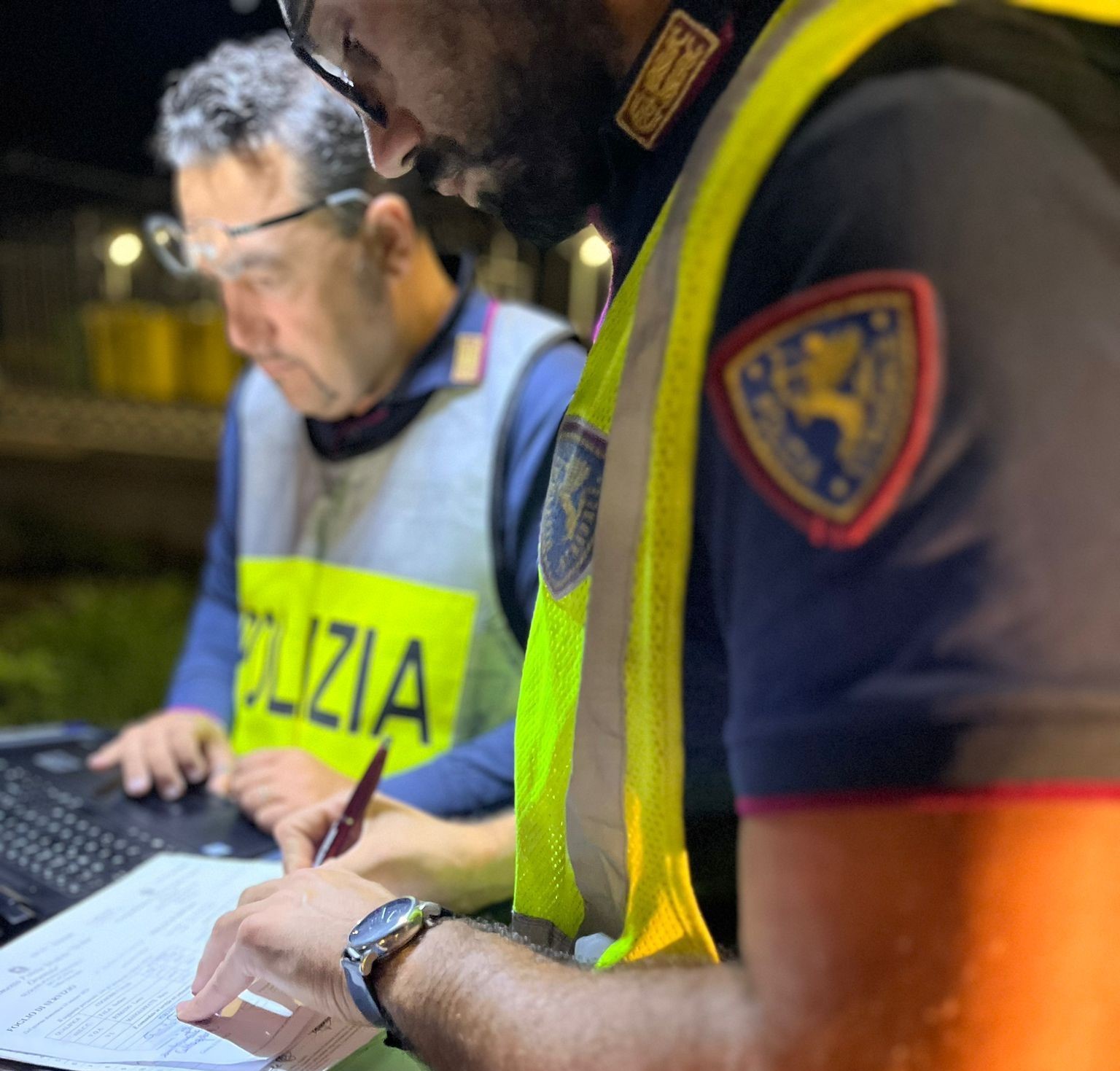 Sorpassi in curva e corsia invasa con il bus di linea: autista identificato e patente ritirata