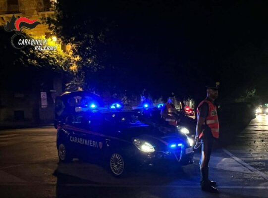 Spaccio di droga e allacci abusivi alla rete elettrica a Palermo: in manette un 17enne e un 43enne