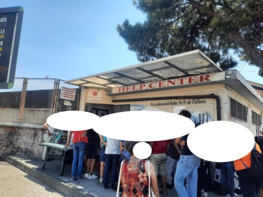 La fila della povertà sotto il sole di Catania. Lo Schiavo: “Un’immagine che non può lasciare indifferenti”