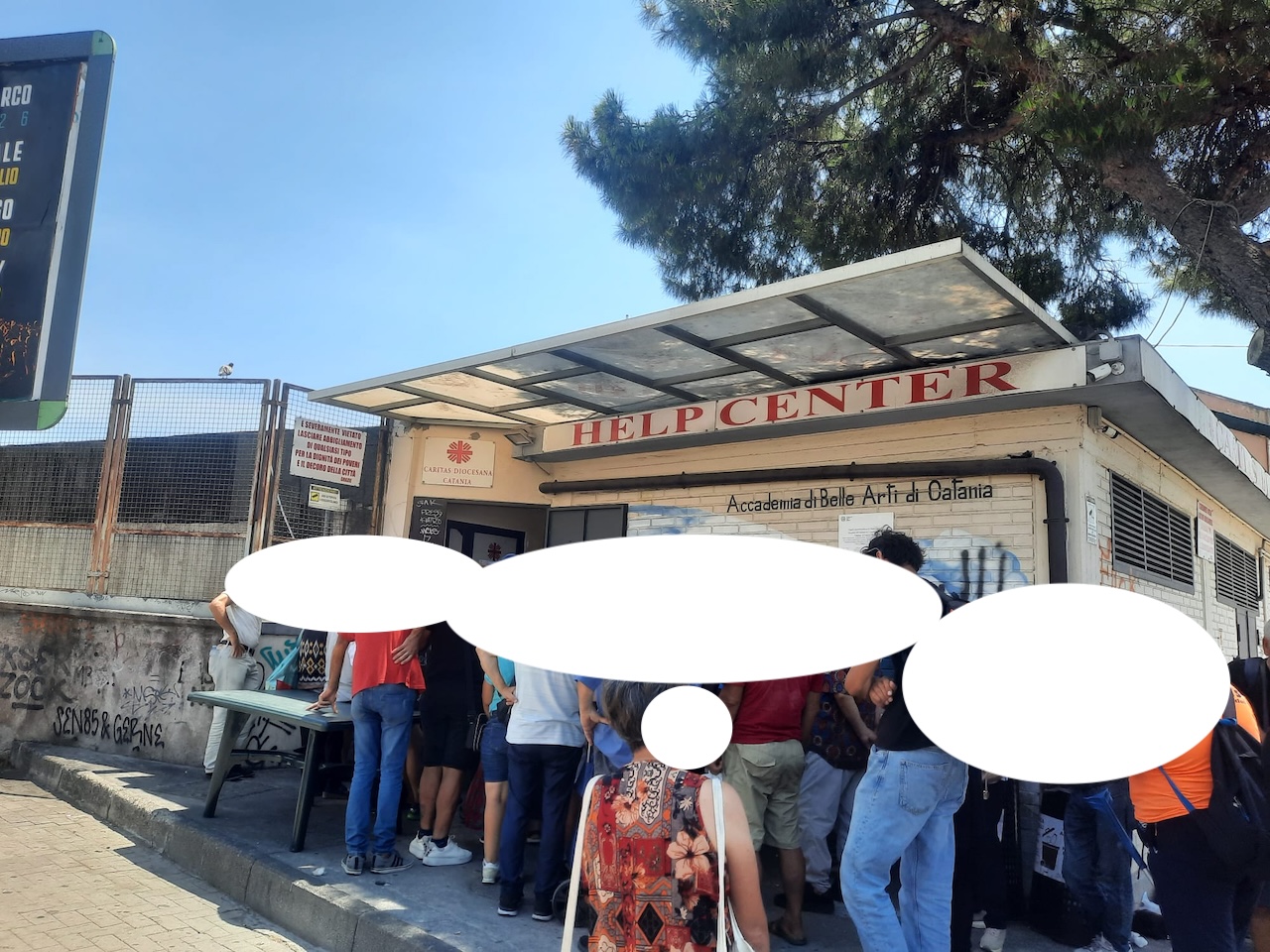 La fila della povertà sotto il sole di Catania. Lo Schiavo: “Un’immagine che non può lasciare indifferenti”