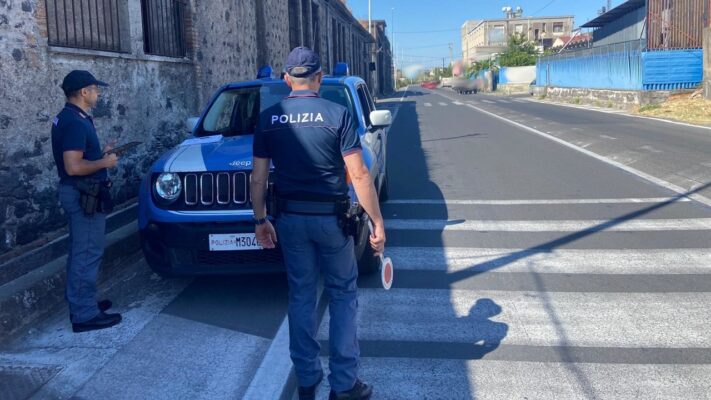 A Librino un salone da barba abusivo dentro un vano scala