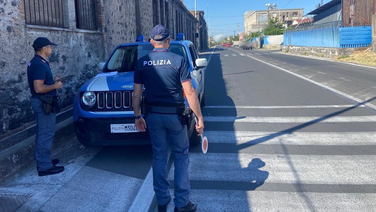 A Librino un salone da barba abusivo dentro un vano scala