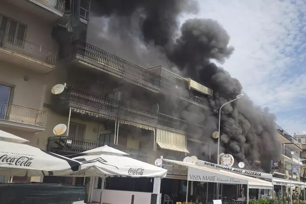 In fiamme un ristorante sul lungomare di Giardini Naxos