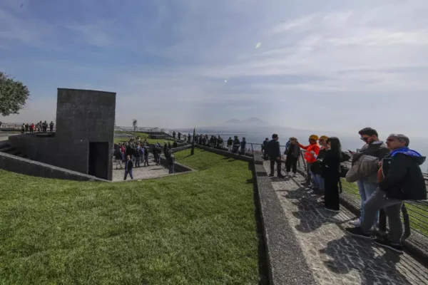 Selfie sulla terrazza panoramica, turista siciliano precipita nel vuoto: è in pericolo di vita