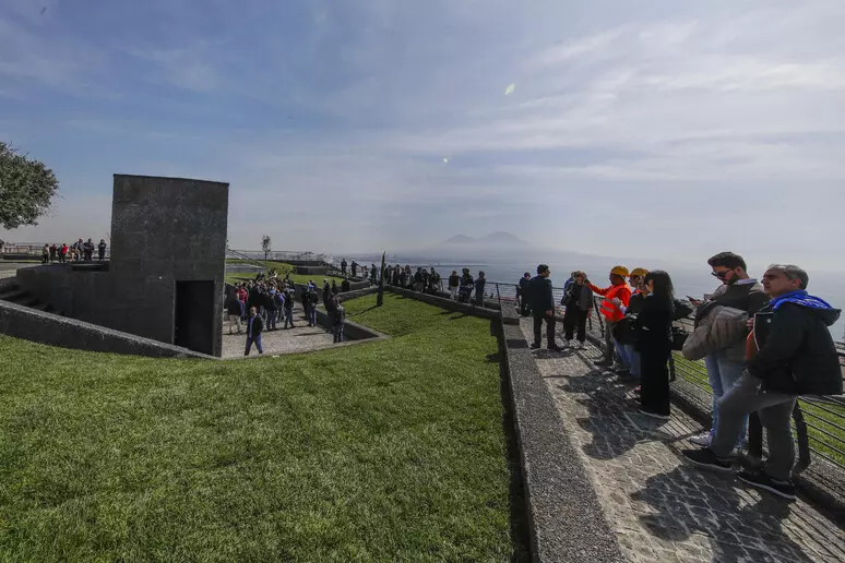 Selfie sulla terrazza panoramica, turista siciliano precipita nel vuoto: è in pericolo di vita