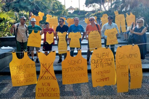 “I panni sporchi si lavano in pubblico”, corteo e flashmob contro la violenza di genere a Catania