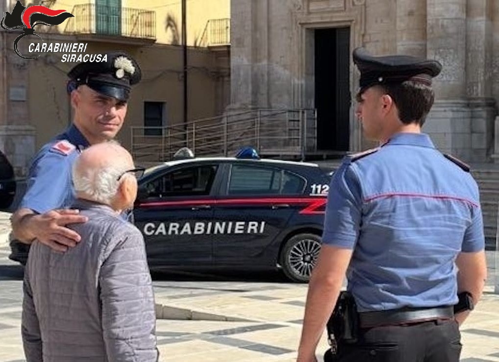 Si fingono finanzieri e raggirano un’anziana: padre e figlio arrestati con la refurtiva in mano