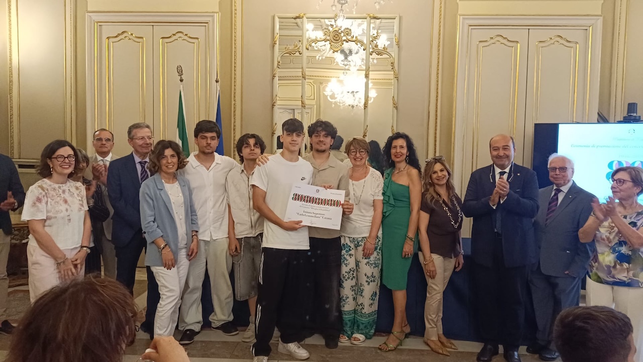 Dalla storia alla cittadinanza attiva: gli studenti del Carlo Gemmellaro premiati in Prefettura per “80 voglia di Repubblica”