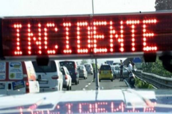Incidente sulla Palermo-Catania: traffico in tilt per lo scontro tra un’autocisterna e un furgone di operai al lavoro