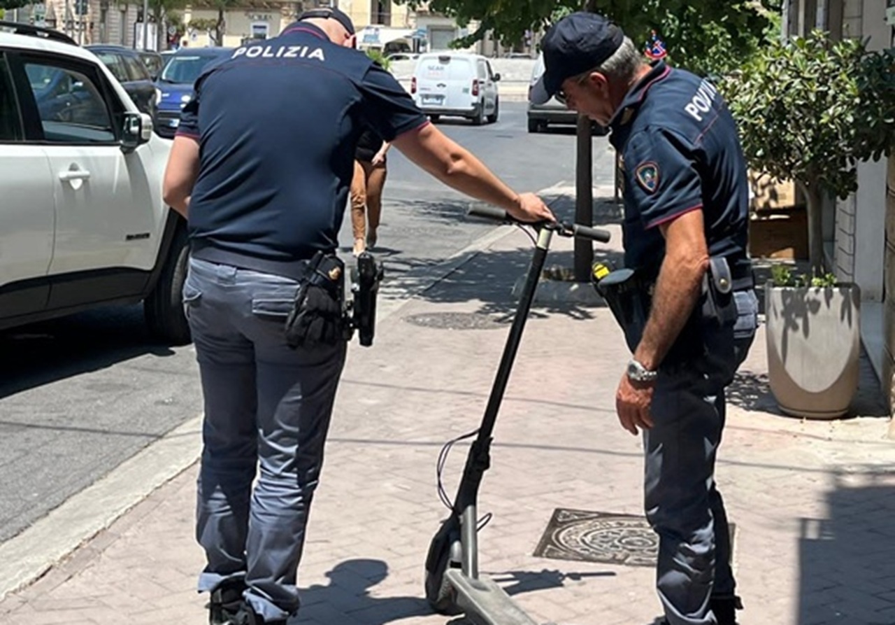 Fugge due volte ai controlli della Polizia con il monopattino: denunciato per resistenza a pubblico ufficiale