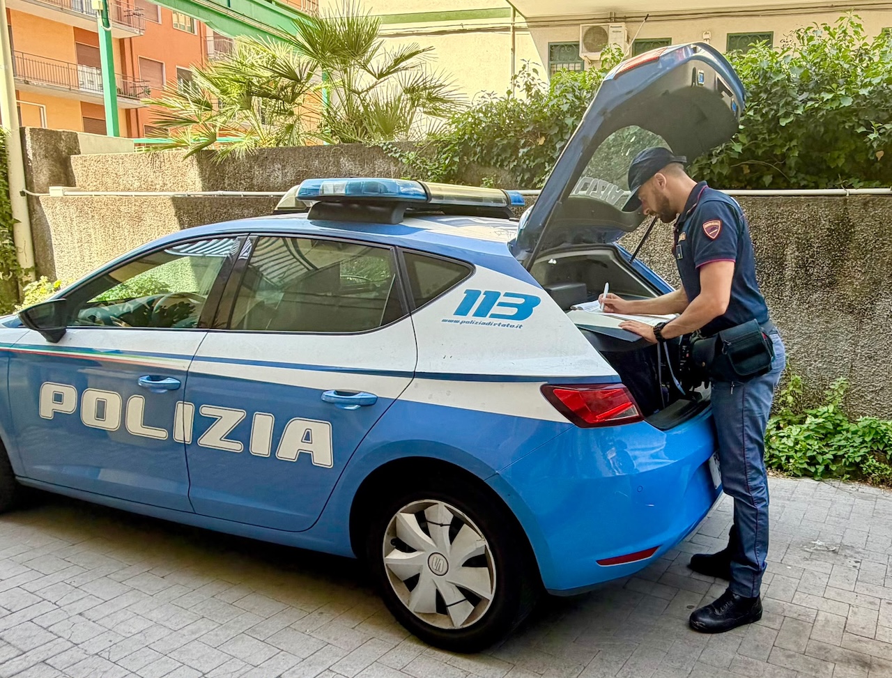 Pedala scalzo e senza casco sulla Tangenziale di Catania: rintracciato e sanzionato