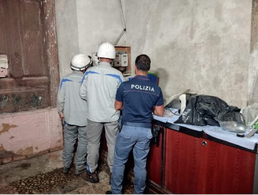 Siracusa, sanzionato il titolare di una pizzeria d’asporto: gravi carenze igienico sanitarie, abusivismo e furto di energia elettrica