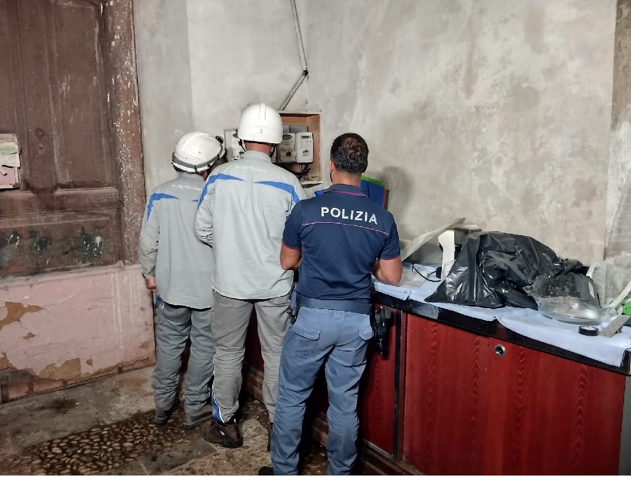 Siracusa, sanzionato il titolare di una pizzeria d’asporto: gravi carenze igienico sanitarie, abusivismo e furto di energia elettrica