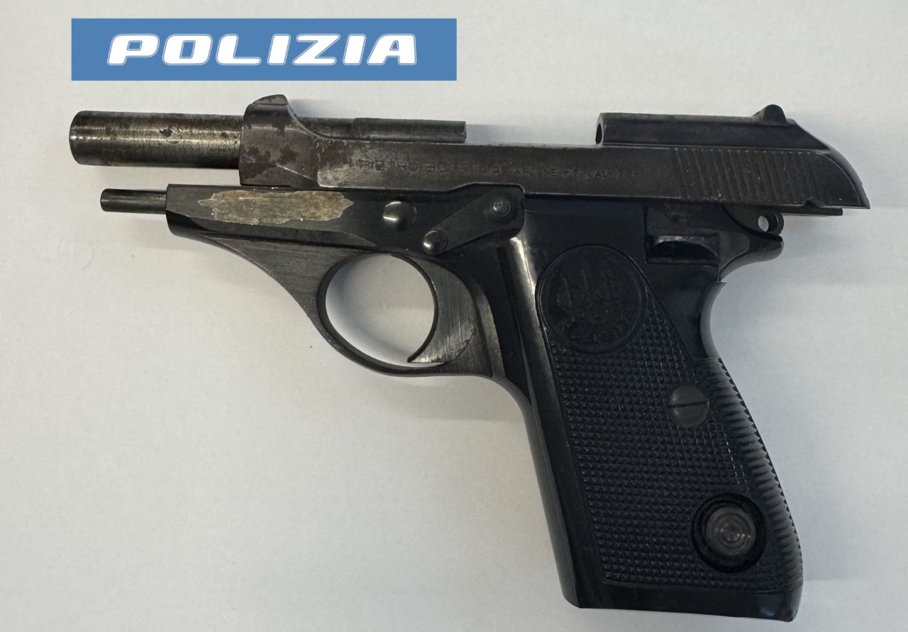 Due chiacchiere con gli amici con una pistola nel borsello: arrestato a Catania
