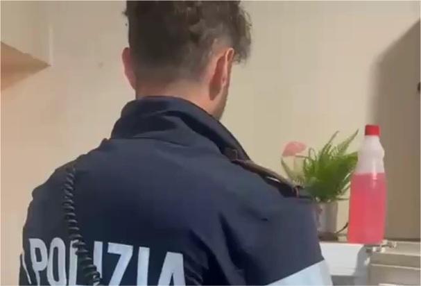 Scoperto a spacciare davanti casa sua: un arresto a Catania