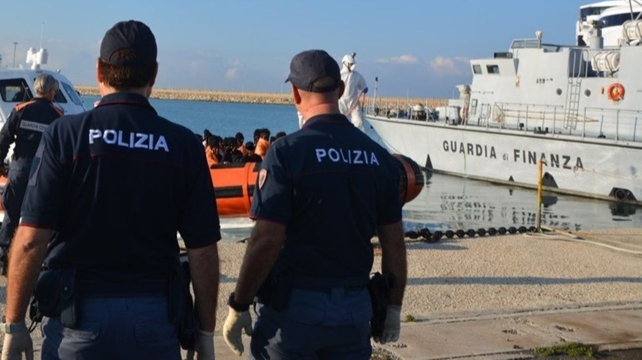 Pozzallo, in 58 migranti stipati su una barca di 8 metri: arrestato presunto scafista
