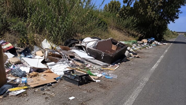 Rifiuti, dalla Regione 12 milioni per la pulizia delle strade extraurbane siciliane