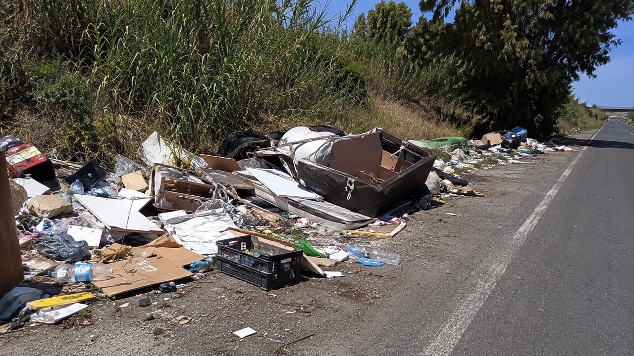Rifiuti, dalla Regione 12 milioni per la pulizia delle strade extraurbane siciliane