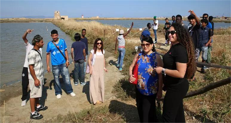 Giovani migranti in visita alle saline di Trapani