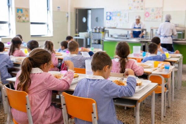 Scuola, dalla Regione un piano da 10 milioni per mense e buoni pasto