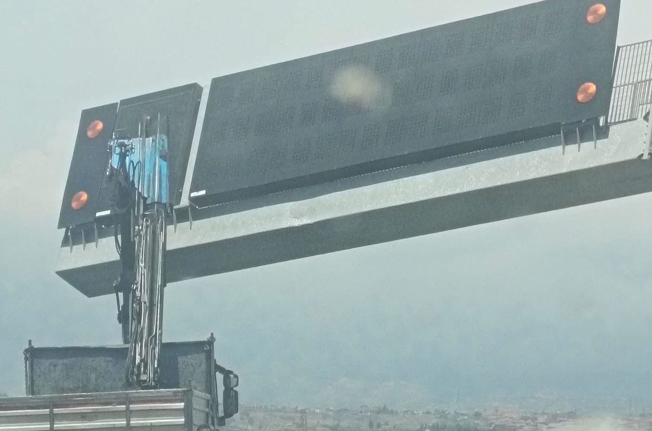 Tangenziale di Catania nel caos: camion urta la segnaletica, traffico paralizzato
