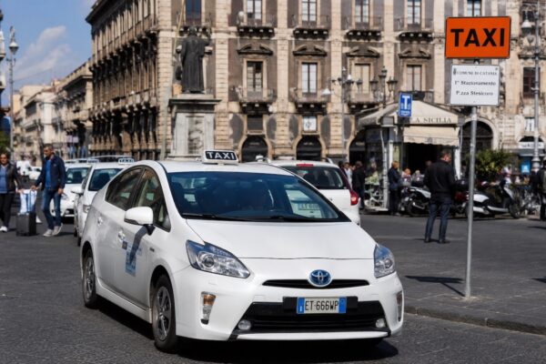 La svolta sui taxi a Catania. Musumeci: “Più trasparenza, sicurezza ed efficienza per cittadini e turisti”