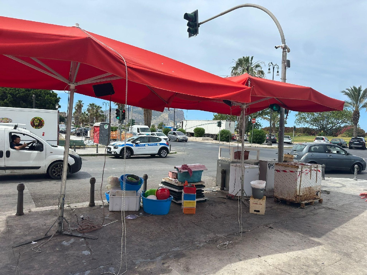 Palermo, occupavano abusivamente lo spazio pubblico per vendere merce: 2 denunce
