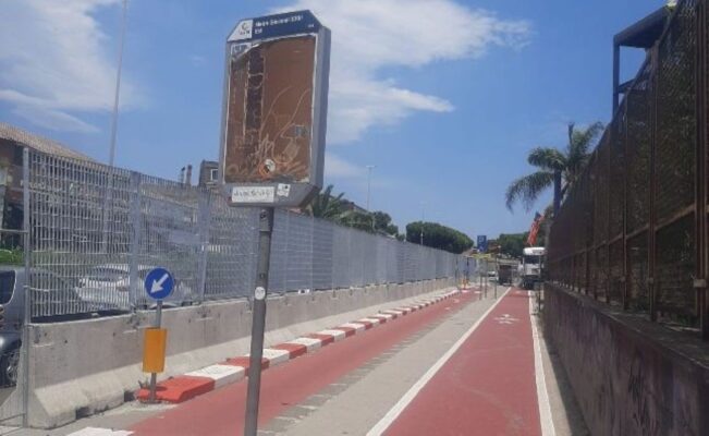 Fermata dell’autobus transennata durante l’Etna Comics: la segnalazione di un lettore