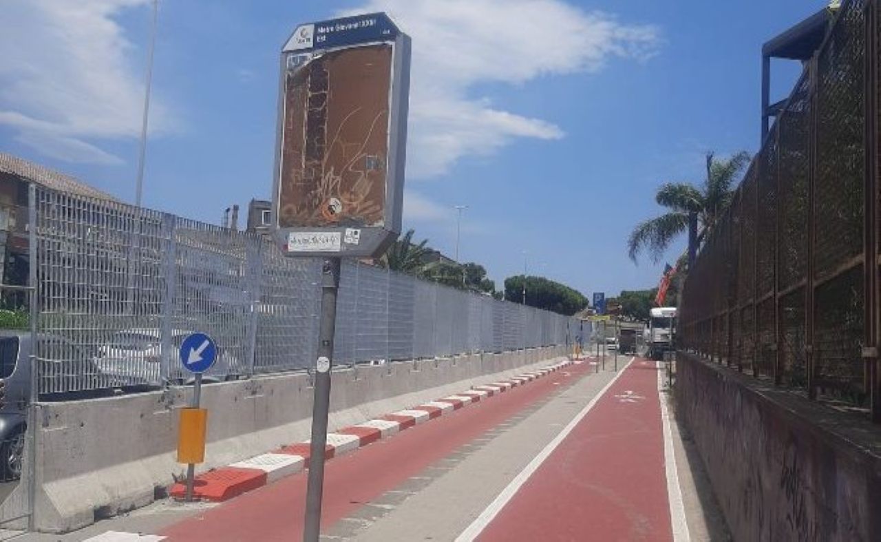 Fermata dell’autobus transennata durante l’Etna Comics: la segnalazione di un lettore