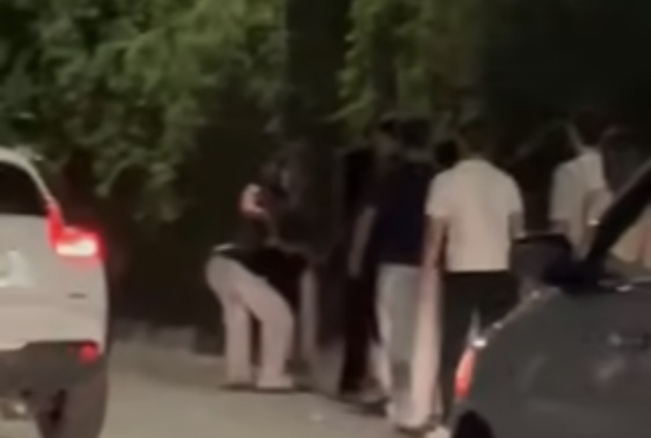 Auto tra la folla fuori una discoteca di Taormina. Sindaco De Luca: “Va arrestato”